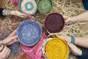 Bunte Spiralkörbe aus Raffia-Bast