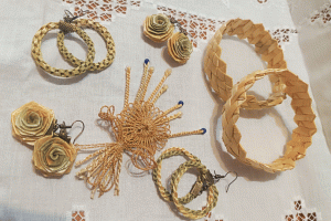 Schmuck: Ohrringe und Armbänder