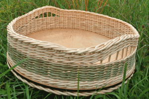 Tablett mit Holzboden und gefärbten Weidenschienen