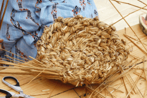 Schüssel oder Korb aus Stroh